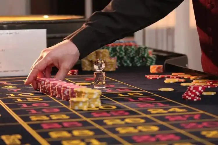 Feature cards showing mobile casino-style guides and privacy prompts
